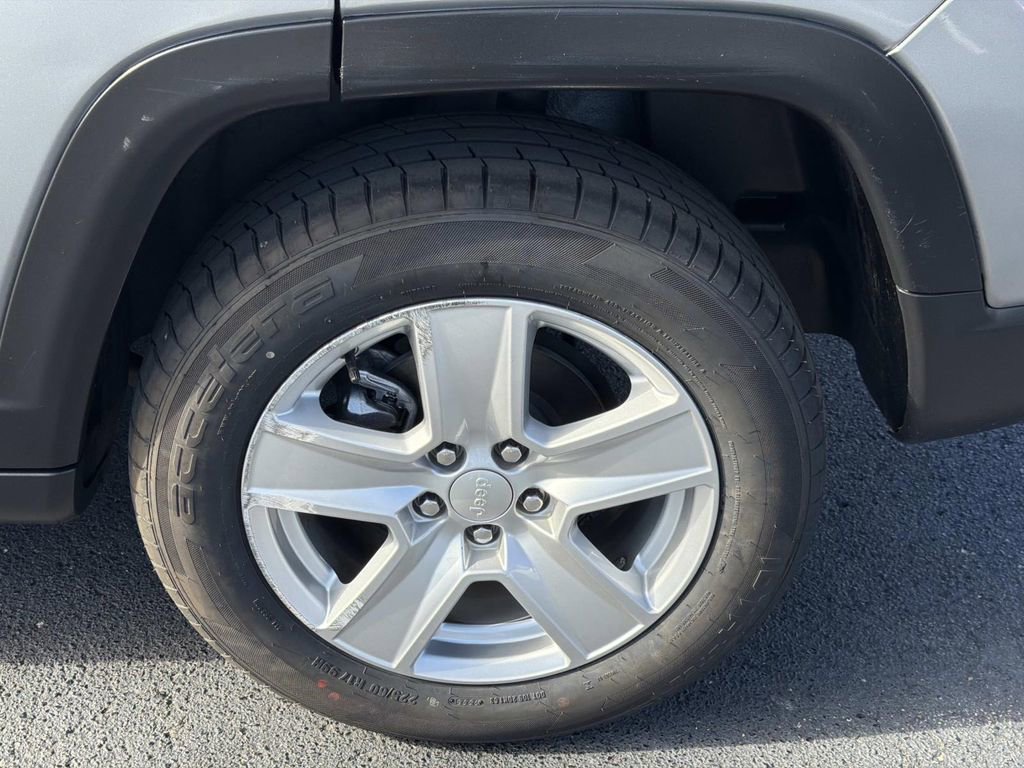 Used 2022 Jeep Compass Latitude w/ Sun and Sound Group AWD/4WD image 11