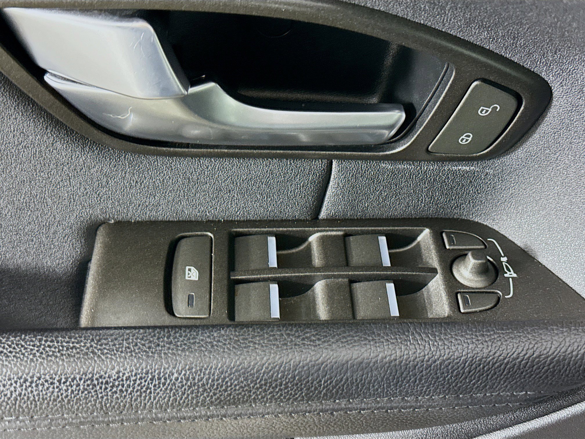 Used 2019 Land Rover Range Rover Evoque SE image 24