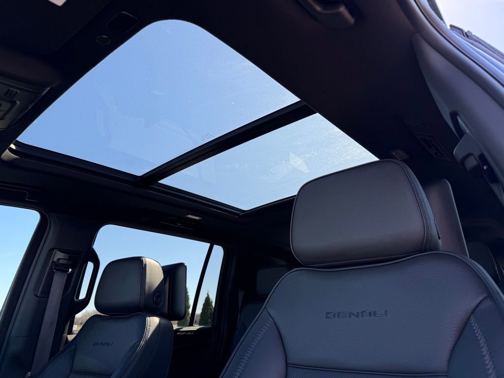 Used 2024 GMC Yukon XL Denali w/ Advanced Technology Package image 30