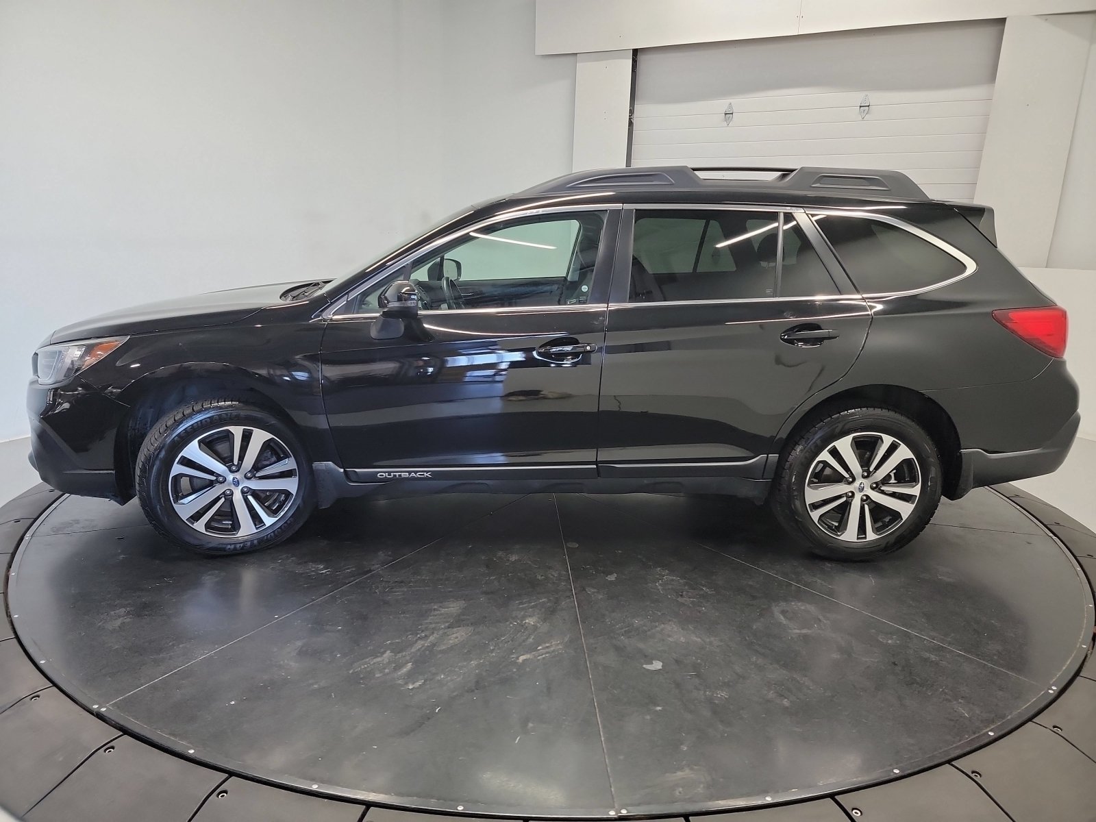 Used 2018 Subaru Outback 3.6R Limited AWD/4WD image 4