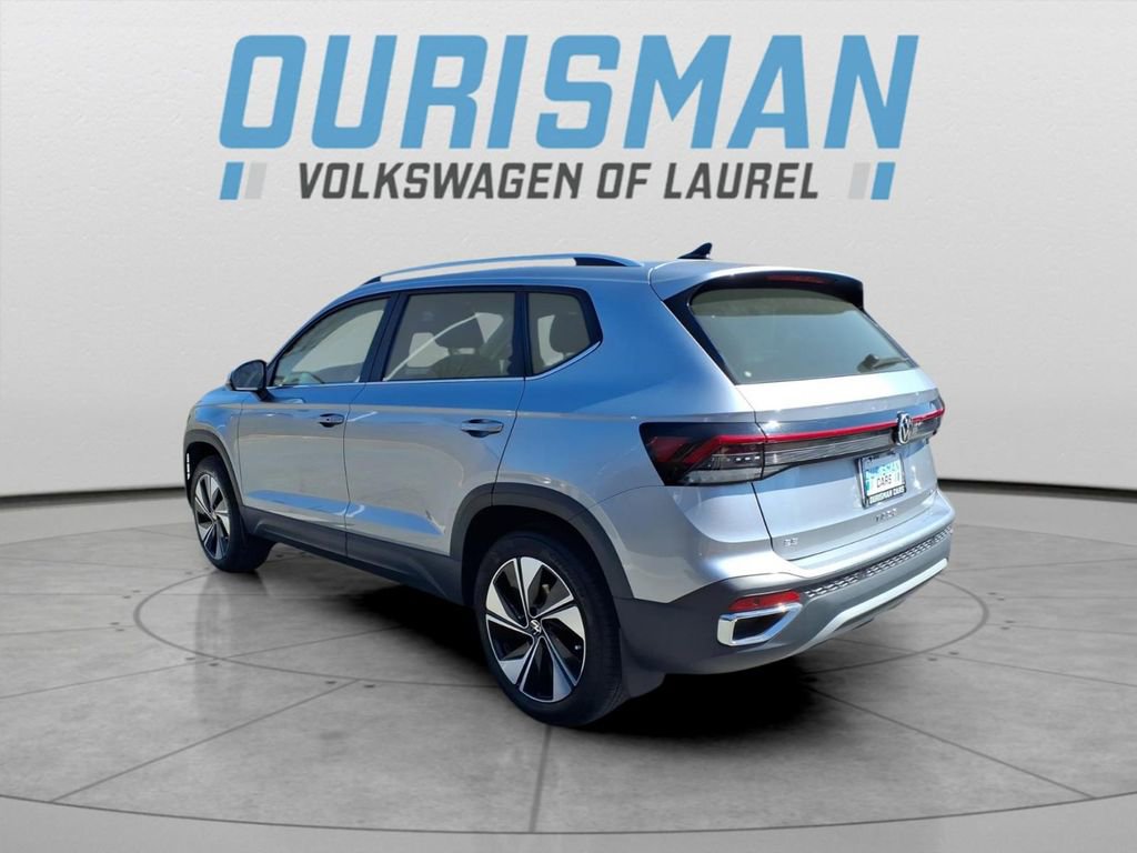 Certified 2025 Volkswagen Taos SE image 4