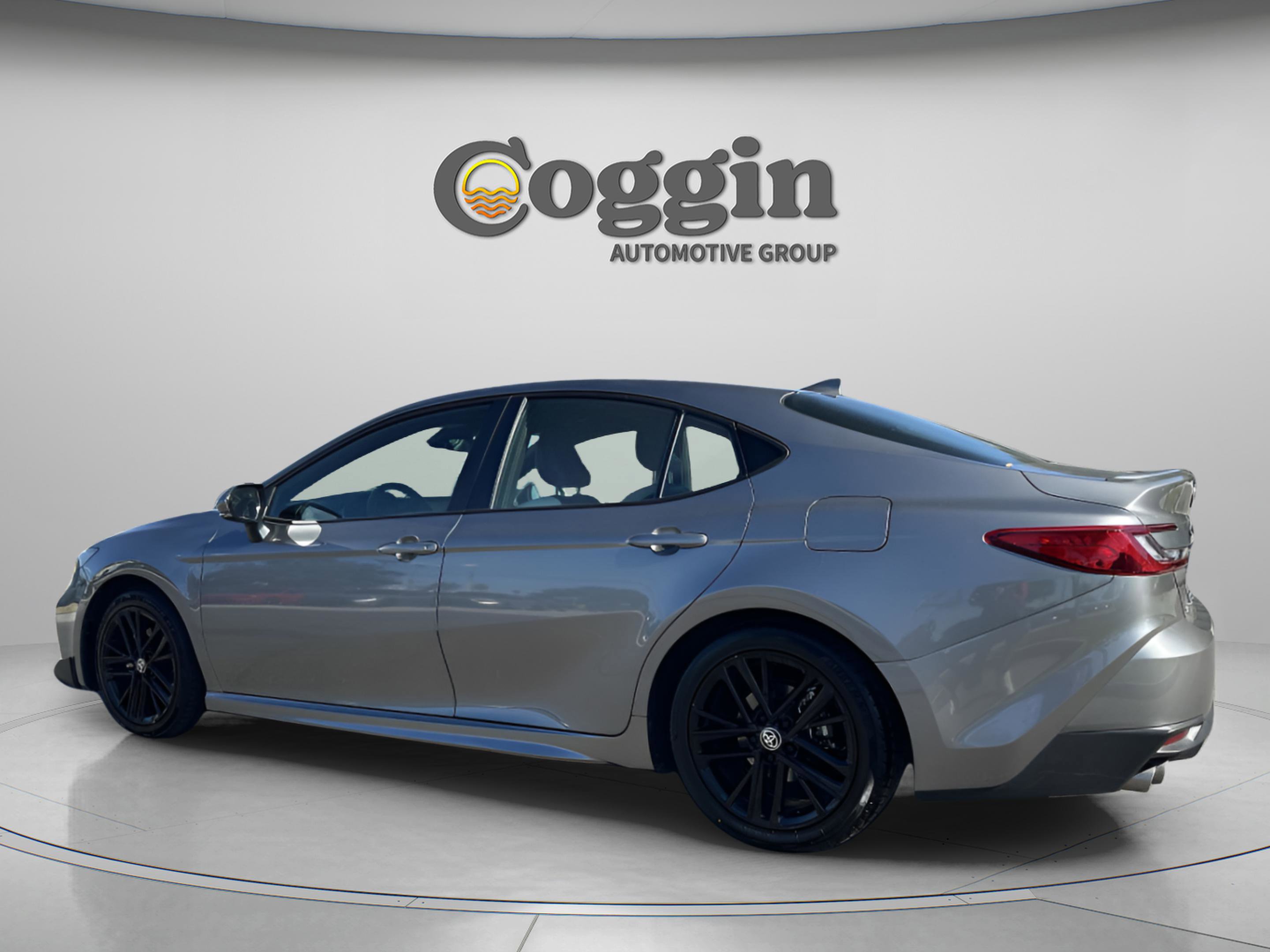 Used 2025 Toyota Camry SE image 4