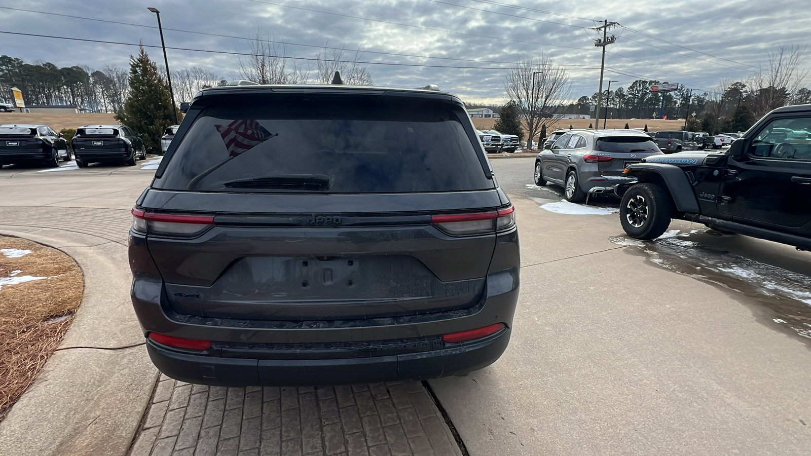 Used 2023 Jeep Grand Cherokee Altitude image 9