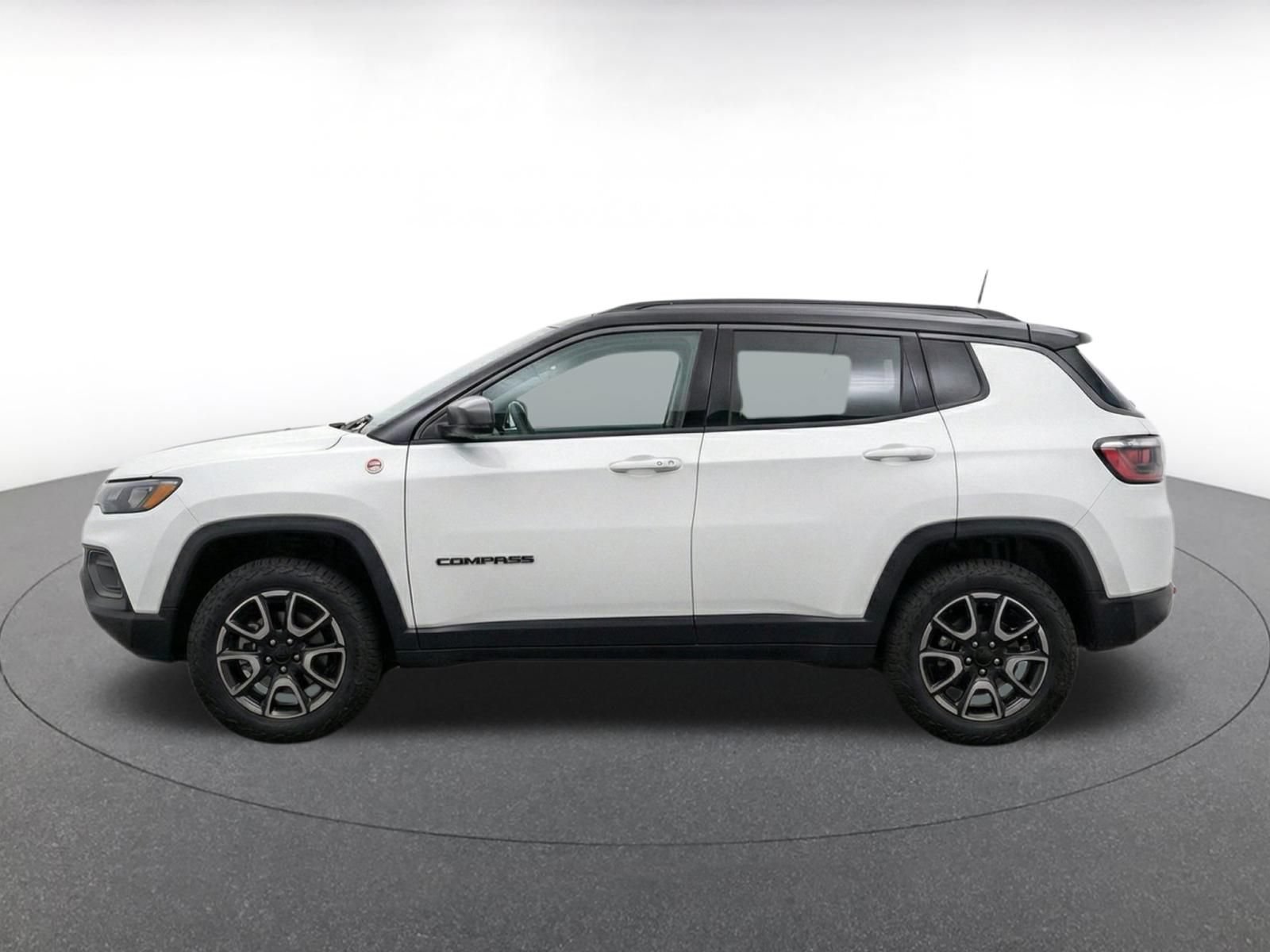 Used 2025 Jeep Compass Trailhawk AWD/4WD image 4
