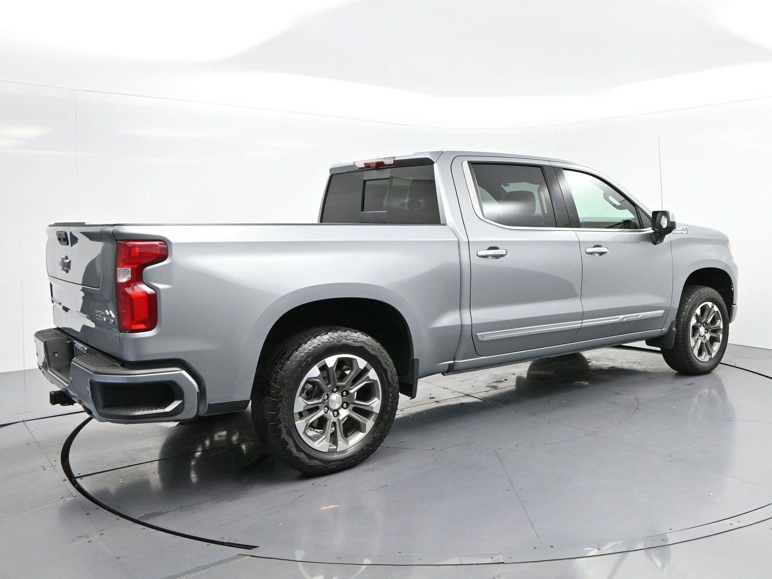 Used 2025 Chevrolet Silverado 1500 High Country w/ Technology Package AWD/4WD image 7