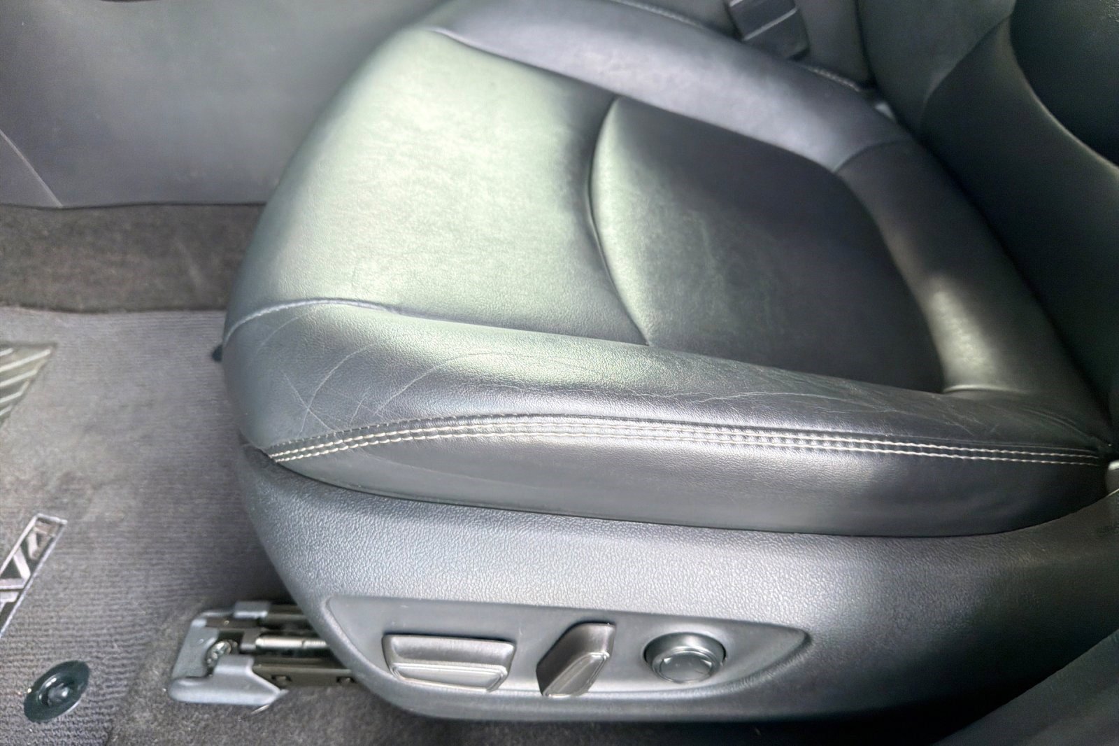 Used 2019 Toyota RAV4 Limited image 14