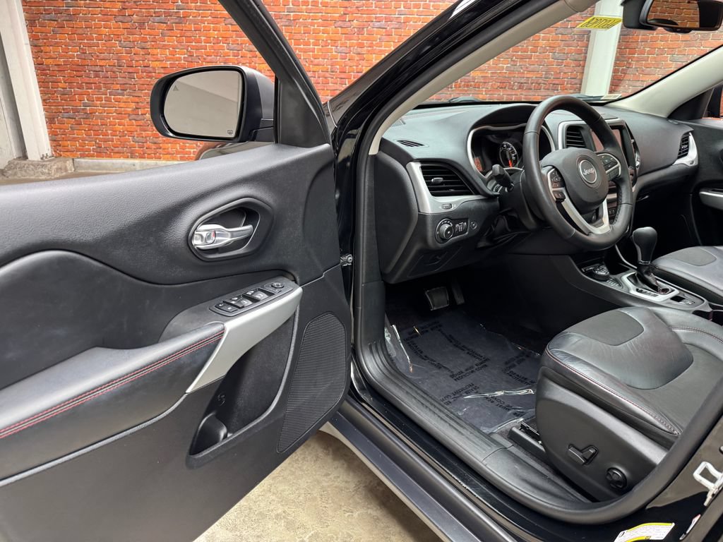 Used 2018 Jeep Cherokee Trailhawk w/ Comfort/Convenience Group AWD/4WD image 10