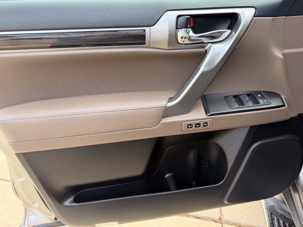 Used 2023 Lexus GX 460 Premium w/ Accessory Package AWD/4WD image 13