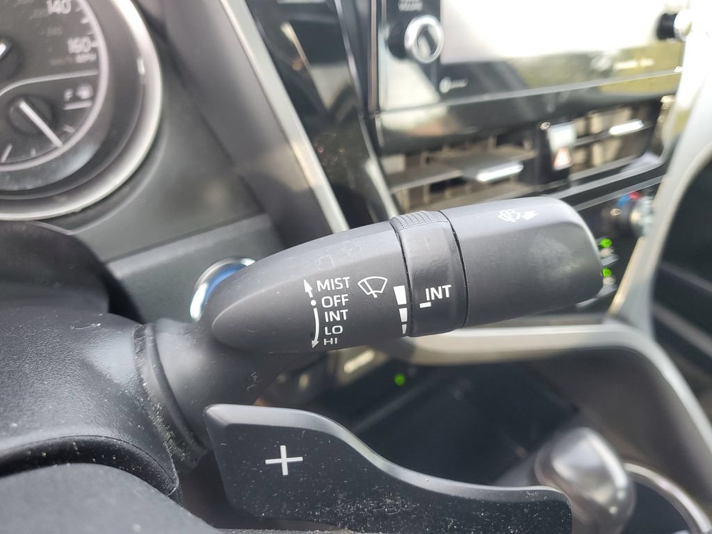 Used 2021 Toyota Camry SE w/ Cold Weather Package FWD image 16