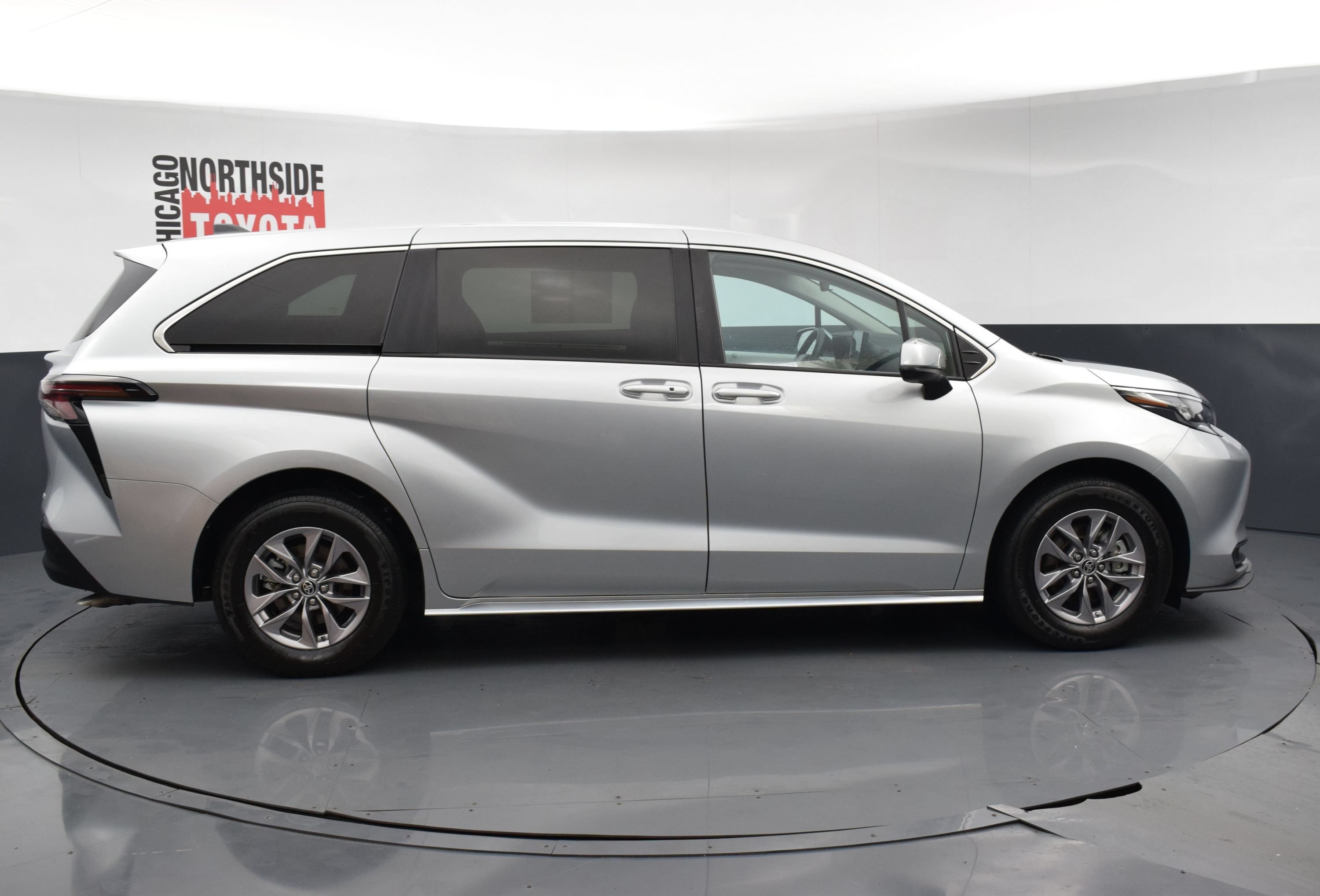 Used 2025 Toyota Sienna LE FWD image 5