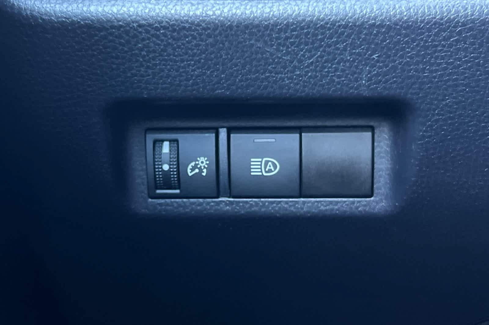 Used 2019 Toyota RAV4 LE FWD image 28