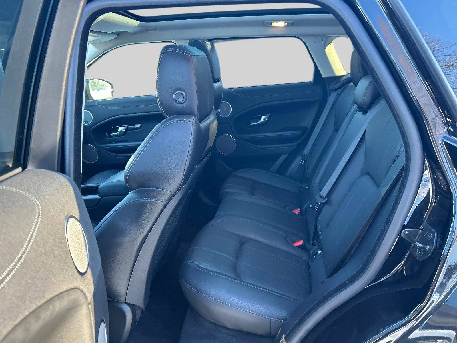 Used 2019 Land Rover Range Rover Evoque SE Premium image 12