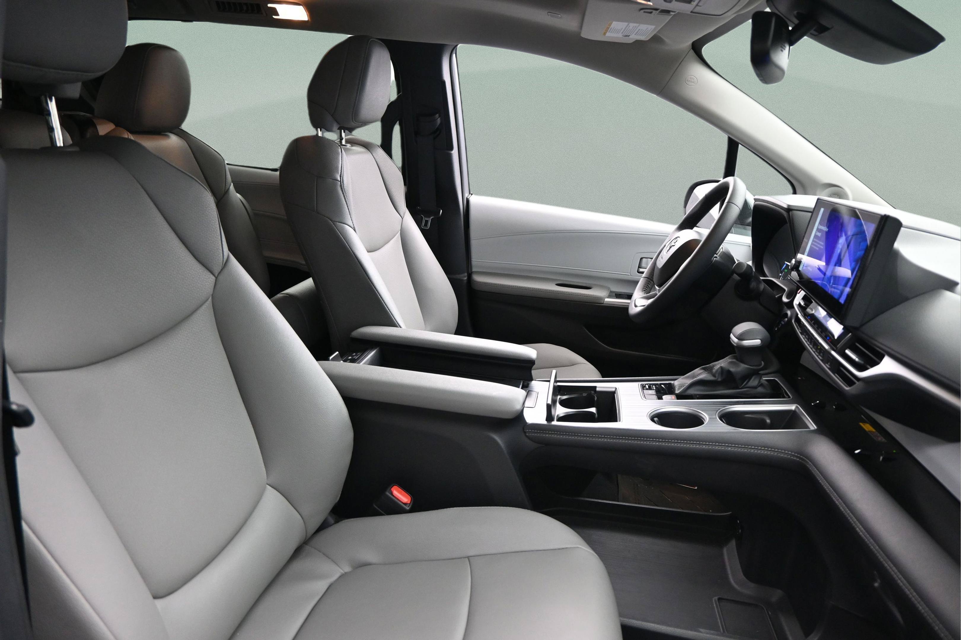 Certified 2026 Toyota Sienna XLE FWD image 37