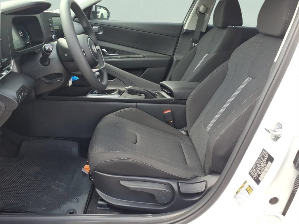 Used 2026 Hyundai Elantra SE FWD image 13