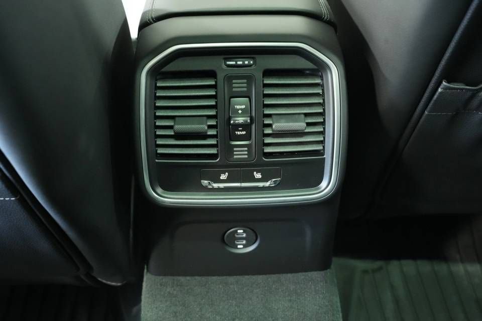 Certified 2026 Porsche Macan AWD/4WD image 26