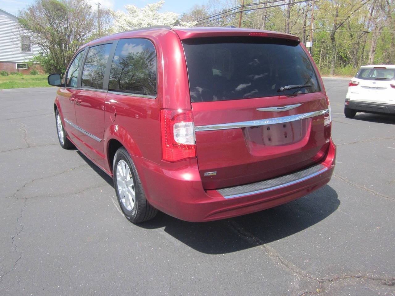 Used 2015 Chrysler Town & Country Touring FWD image 9
