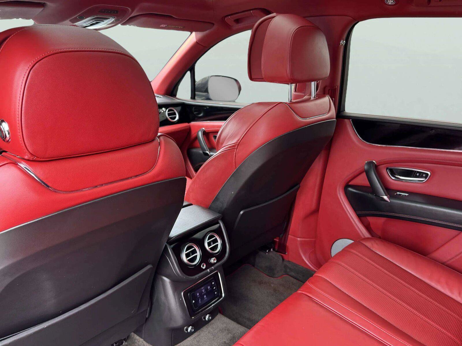 Used 2018 Bentley Bentayga AWD/4WD image 56