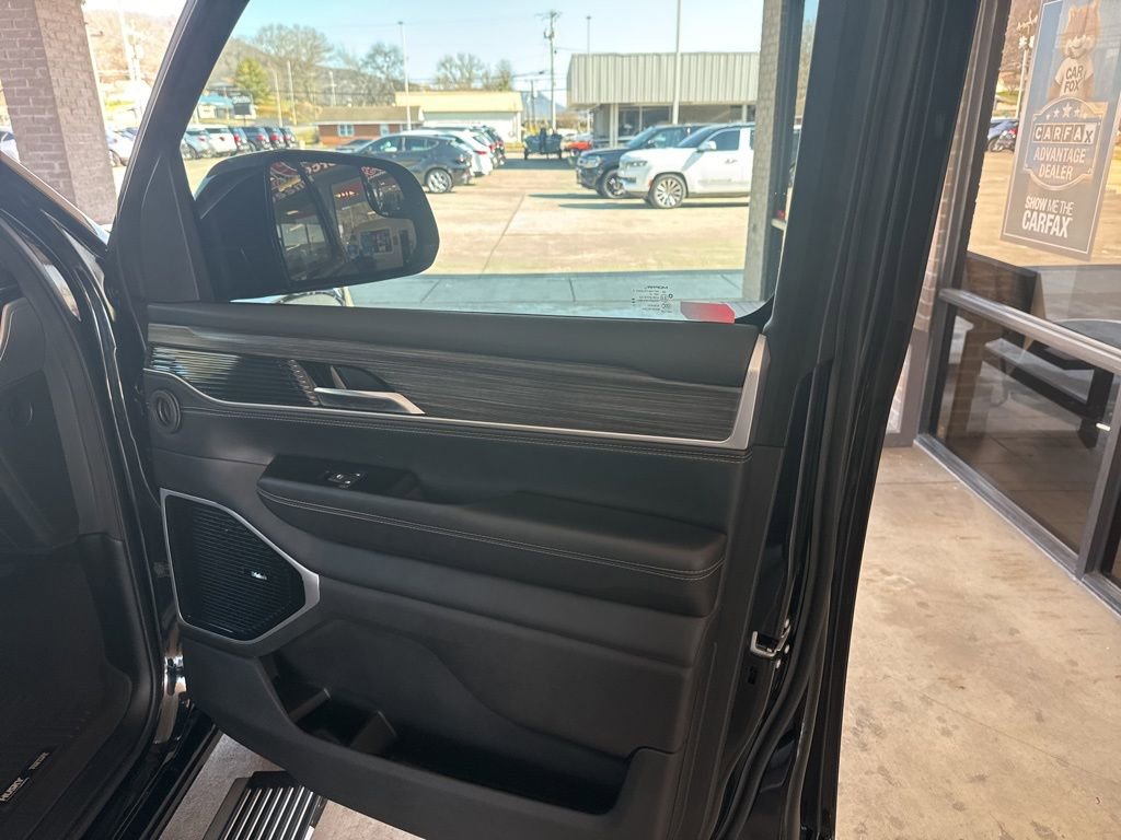 Used 2023 Jeep Wagoneer Series III w/ Premium Group I AWD/4WD image 23