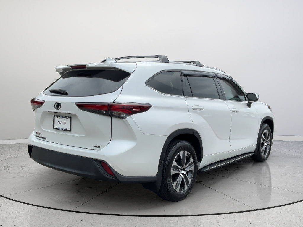 Used 2024 Toyota Highlander XLE FWD image 8