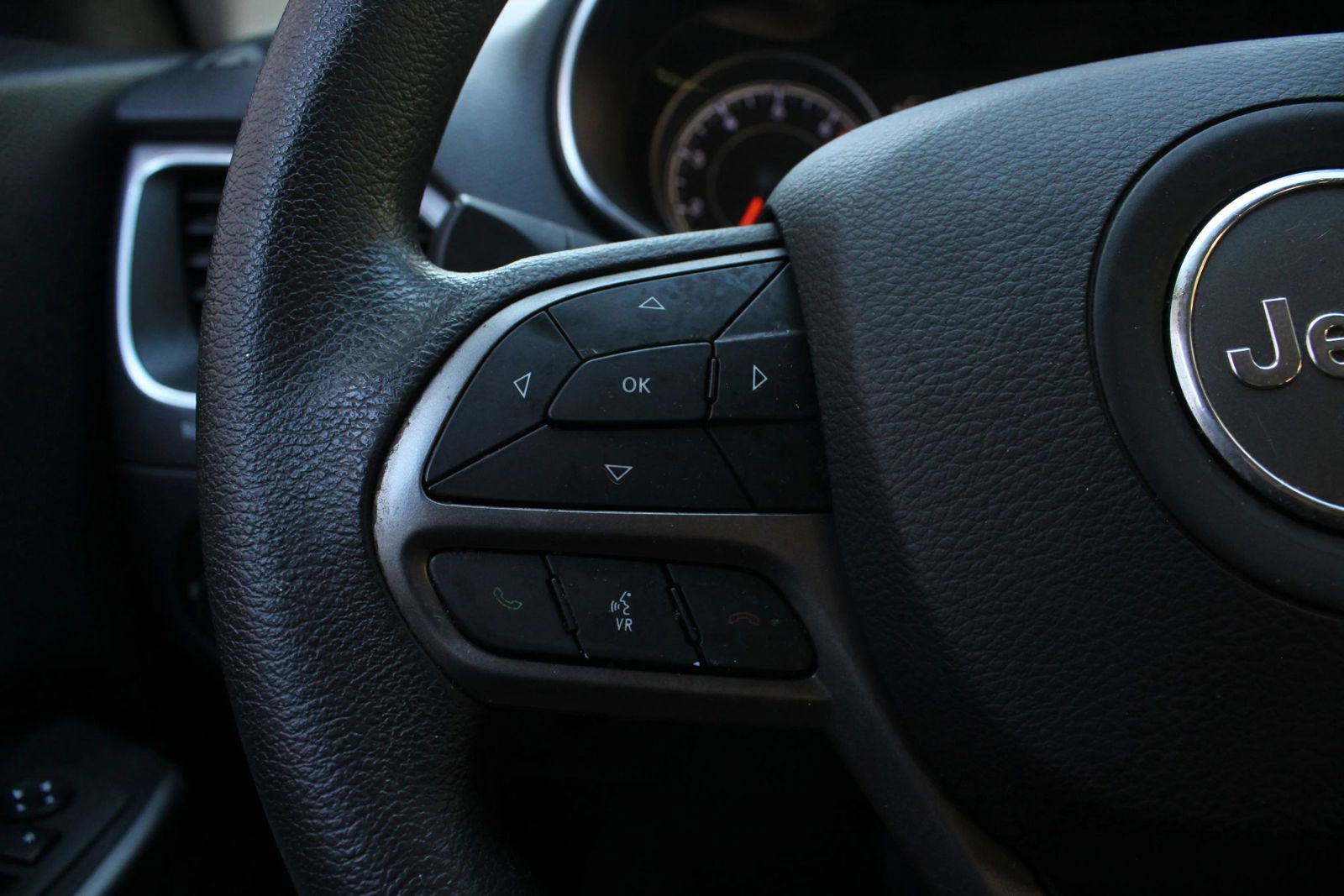 Used 2020 Jeep Cherokee Latitude FWD image 29