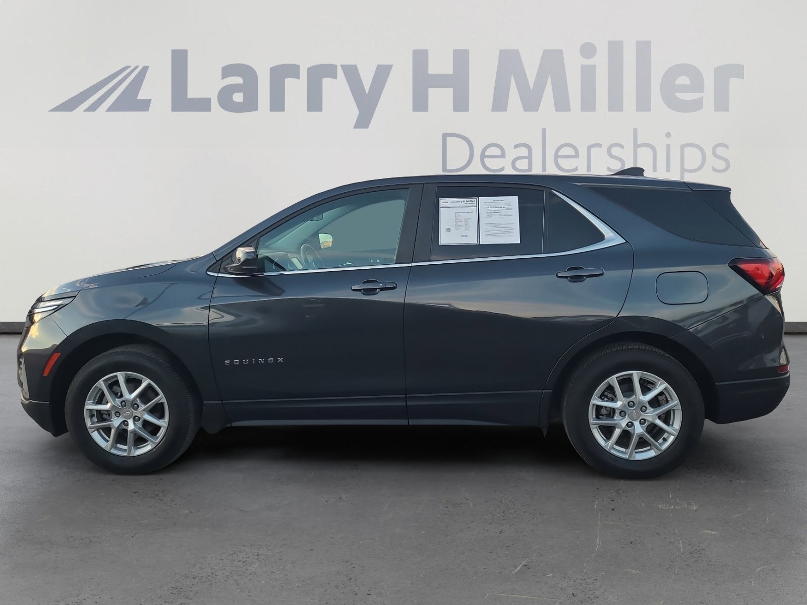 Used 2023 Chevrolet Equinox LT image 2