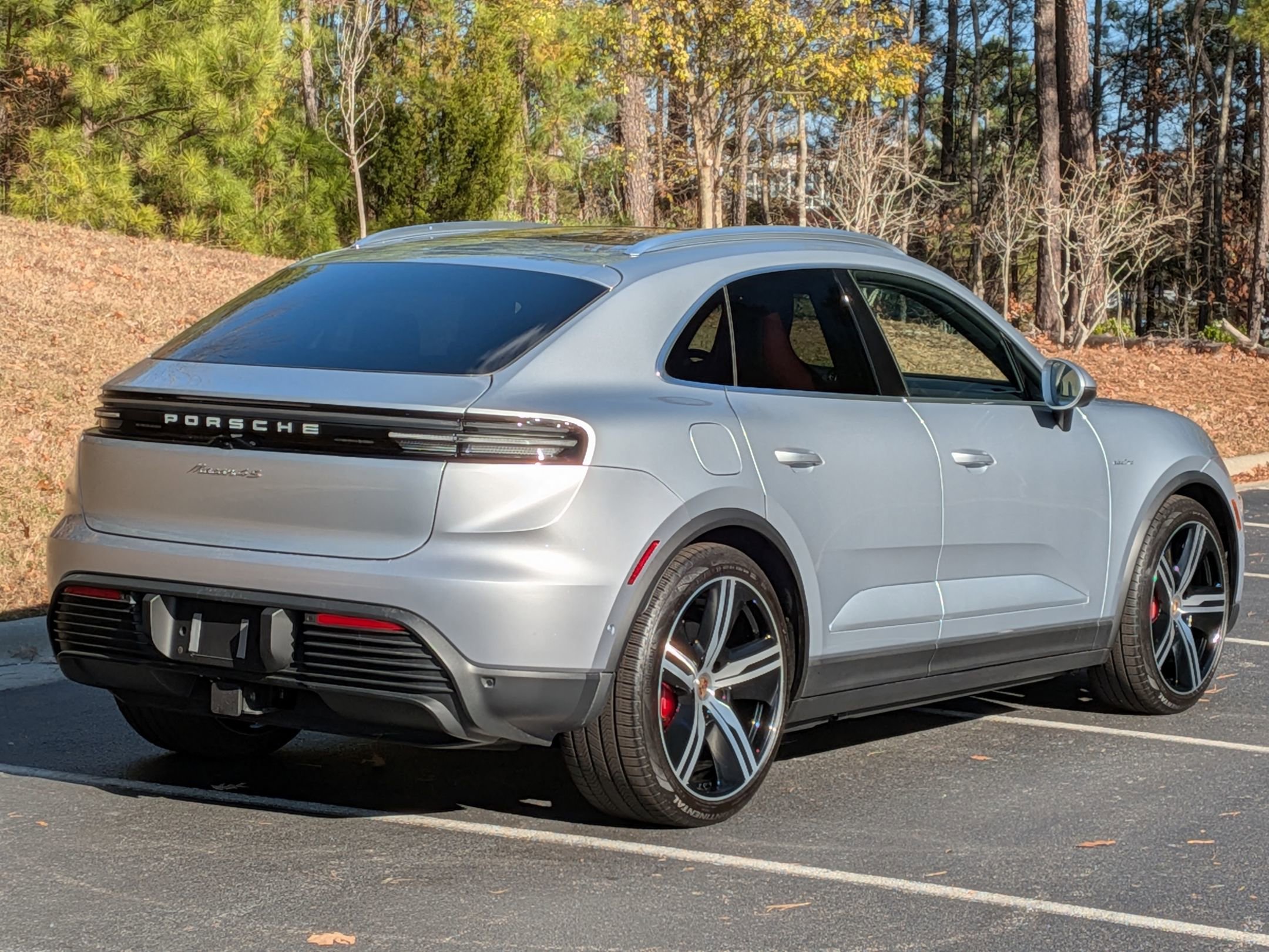 Certified 2025 Porsche Macan 4S Electric AWD/4WD image 32