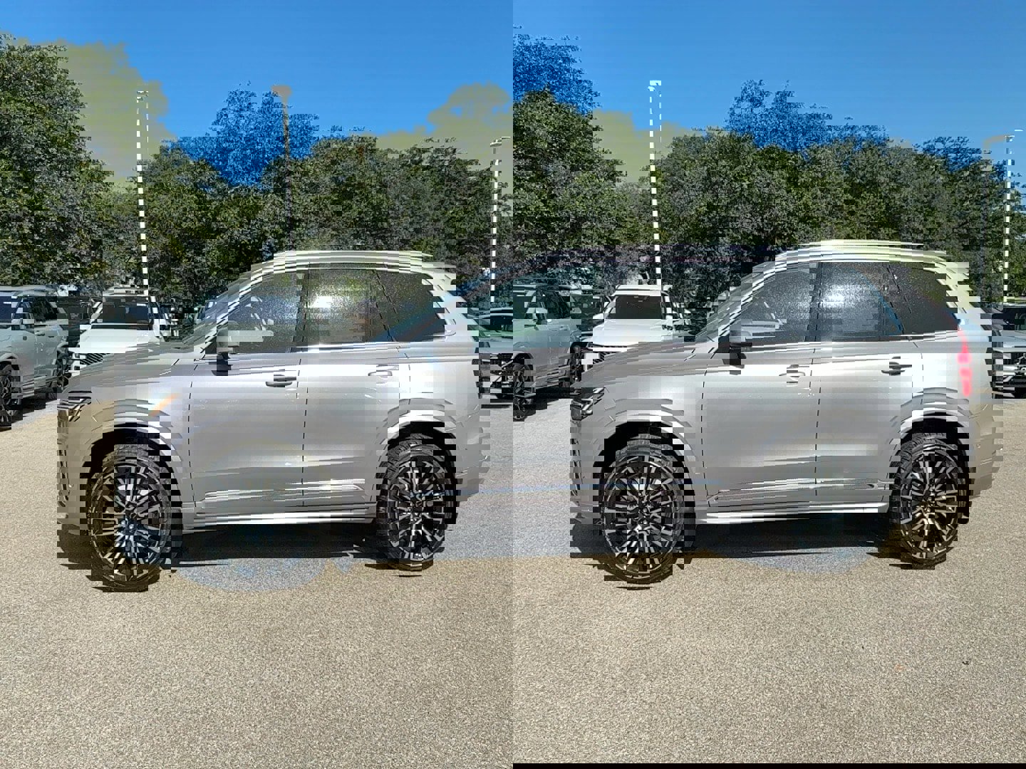 New 2026 Volvo XC90 B5 Plus w/ Protection Package image 3