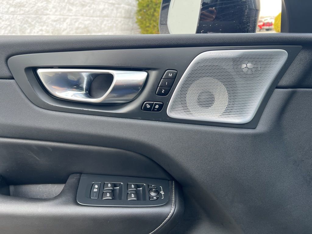 Used 2022 Volvo XC60 T8 Inscription image 9