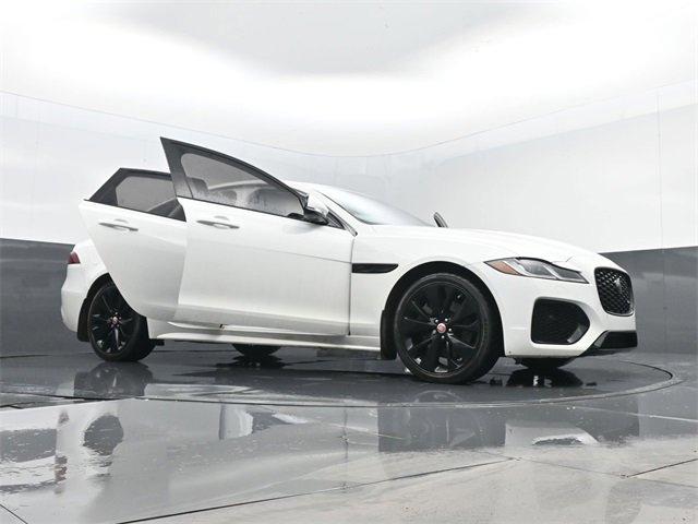 Used 2022 Jaguar XF R-Dynamic SE image 33