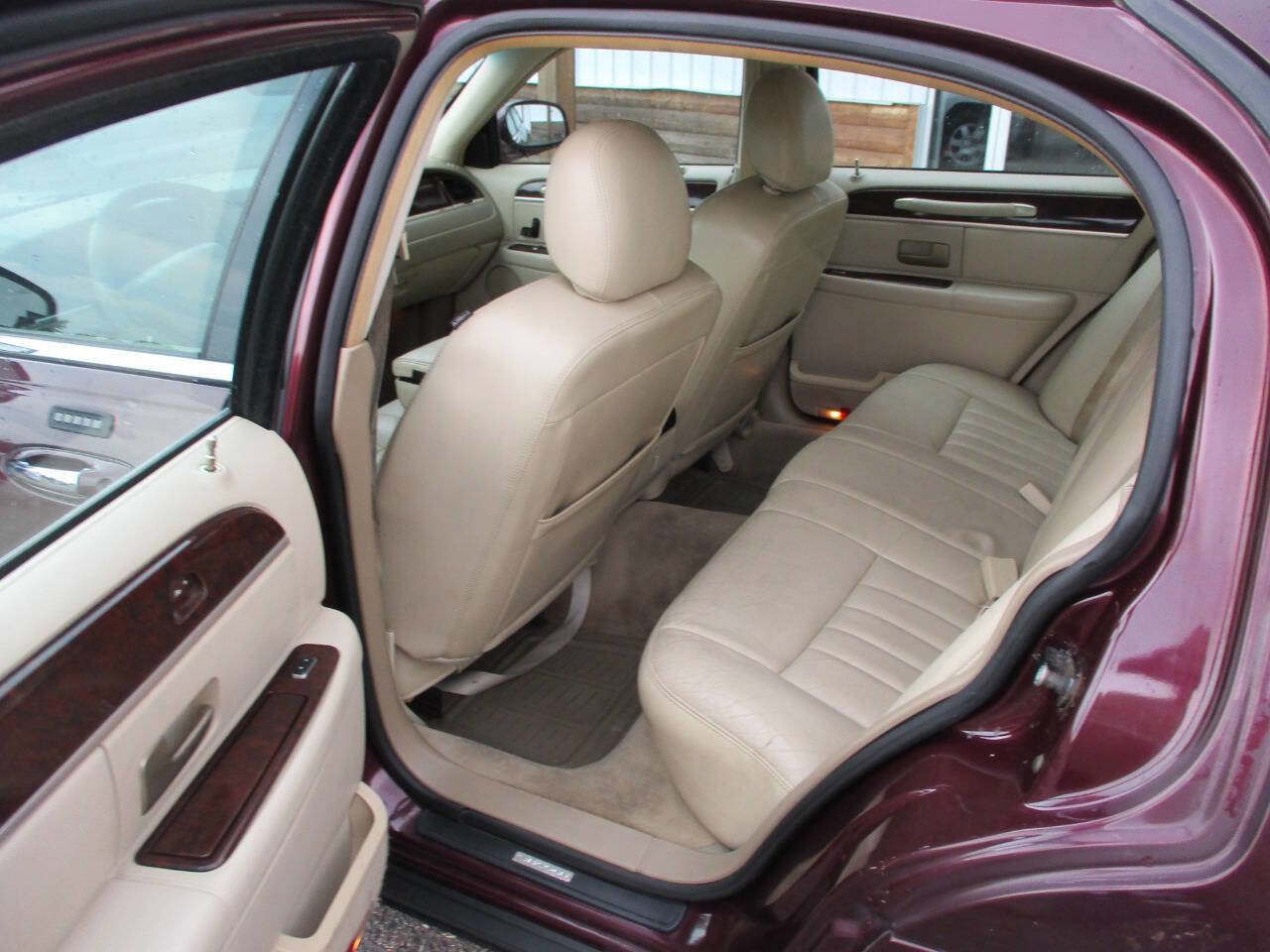 Used 2006 Lincoln Town Car Signature image 18