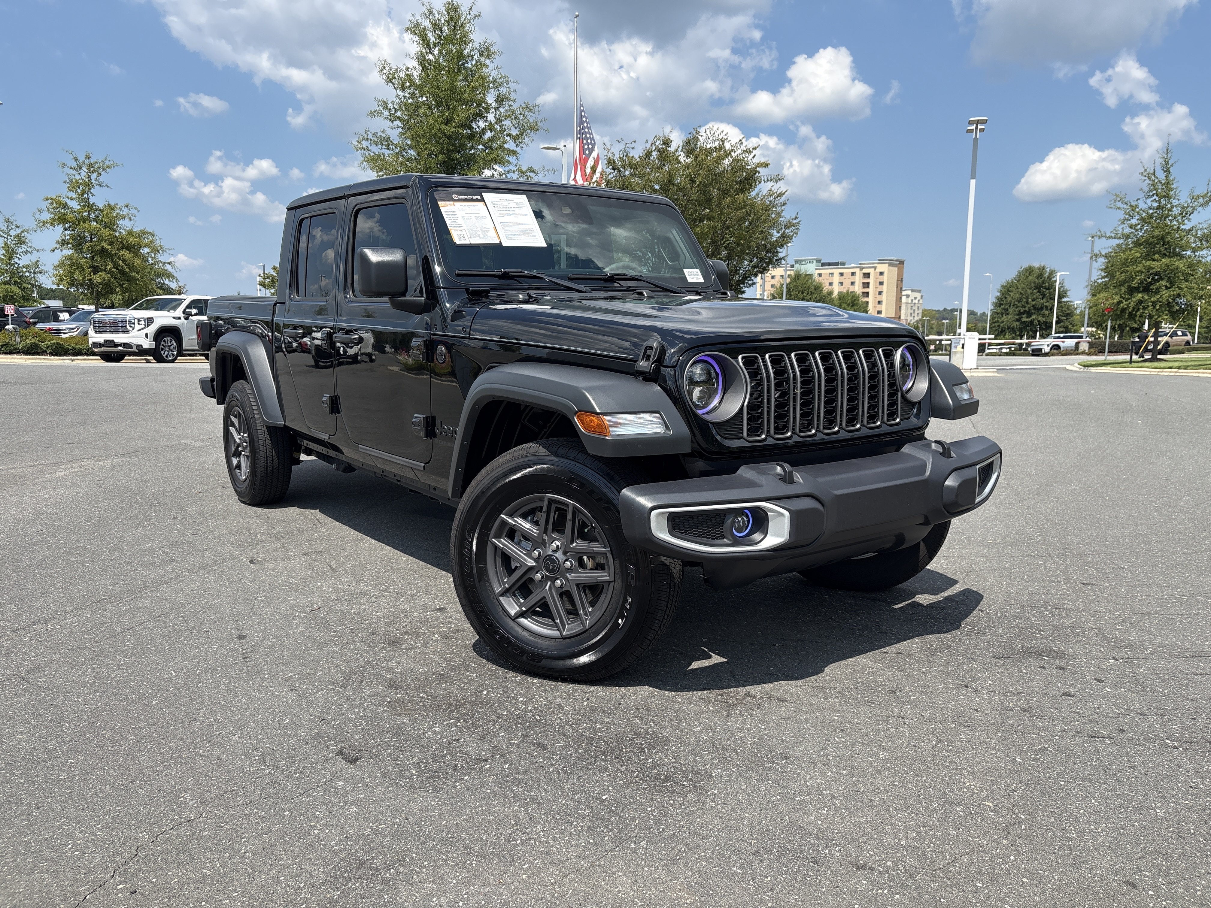 Used 2025 Jeep Gladiator Sport AWD/4WD image 2