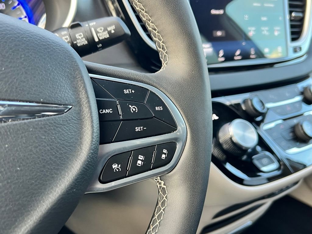 Used 2024 Chrysler Pacifica Touring-L image 20