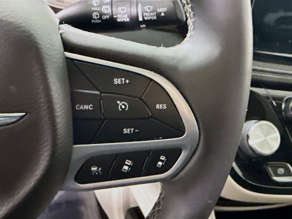 Used 2022 Chrysler Pacifica Limited FWD image 25