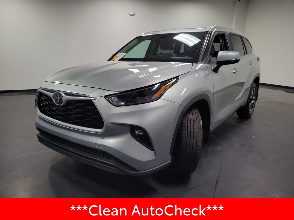Used 2023 Toyota Highlander XLE AWD/4WD image 4