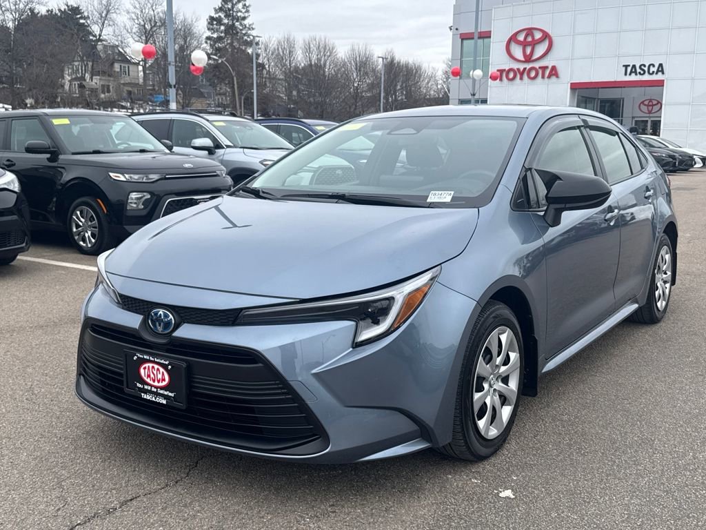 Used 2025 Toyota Corolla LE image 3