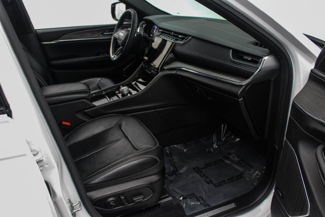 Used 2023 Jeep Grand Cherokee Overland AWD/4WD image 17