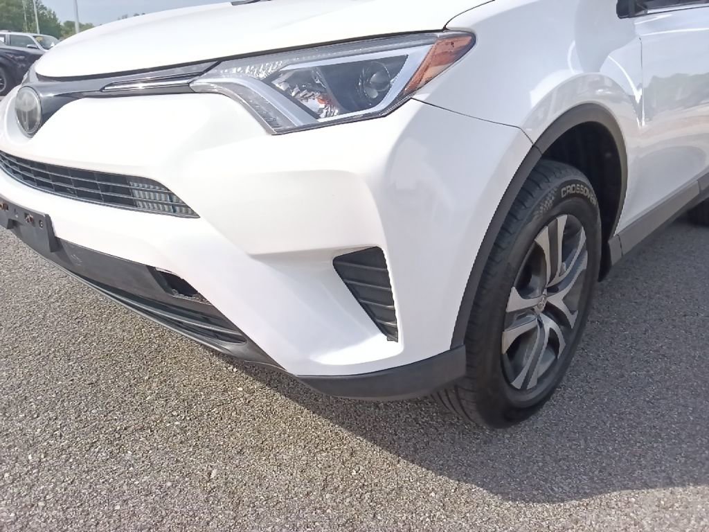 Used 2018 Toyota RAV4 LE FWD image 9