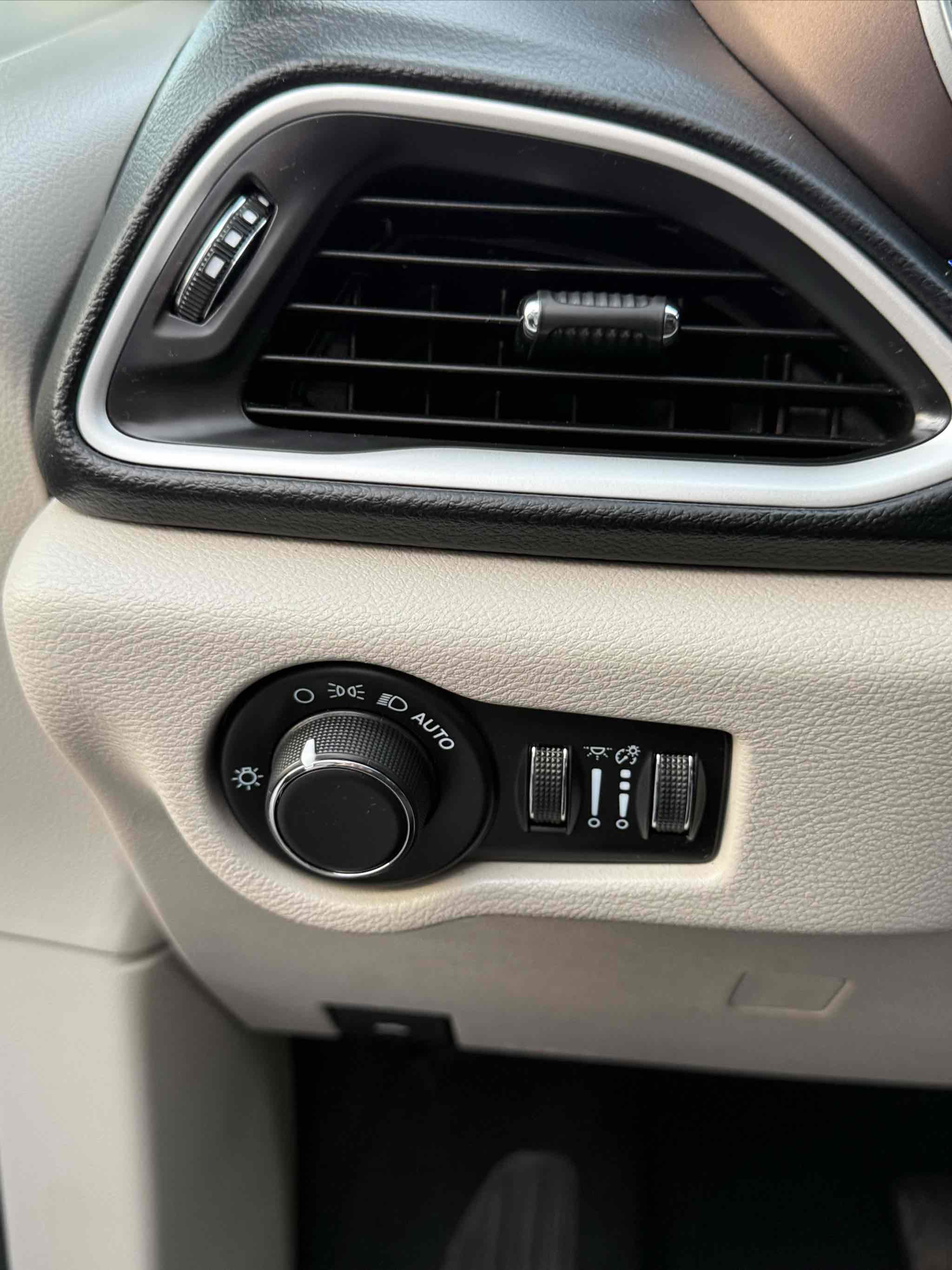 Used 2023 Chrysler Voyager LX image 54
