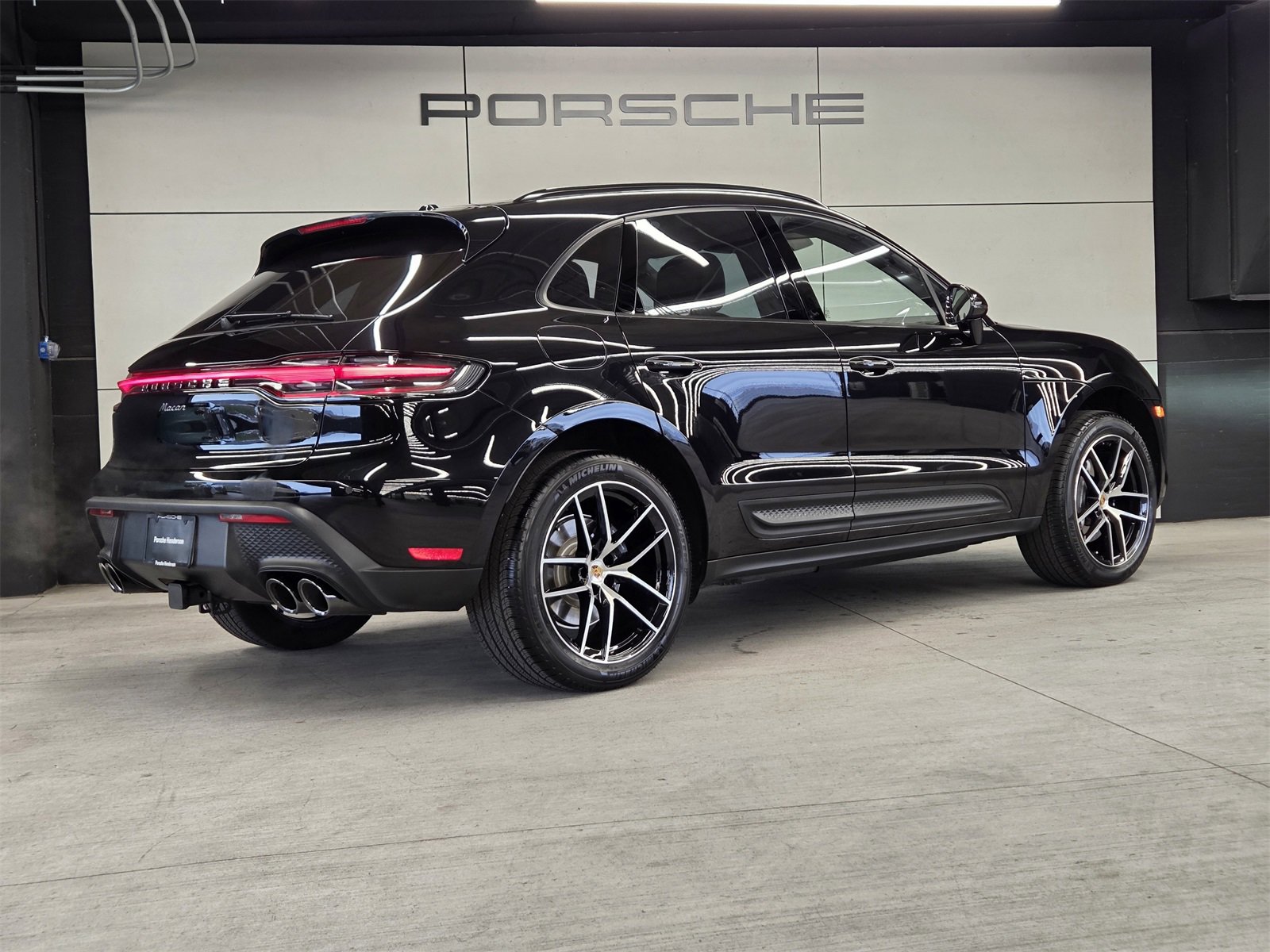 Certified 2025 Porsche Macan image 6