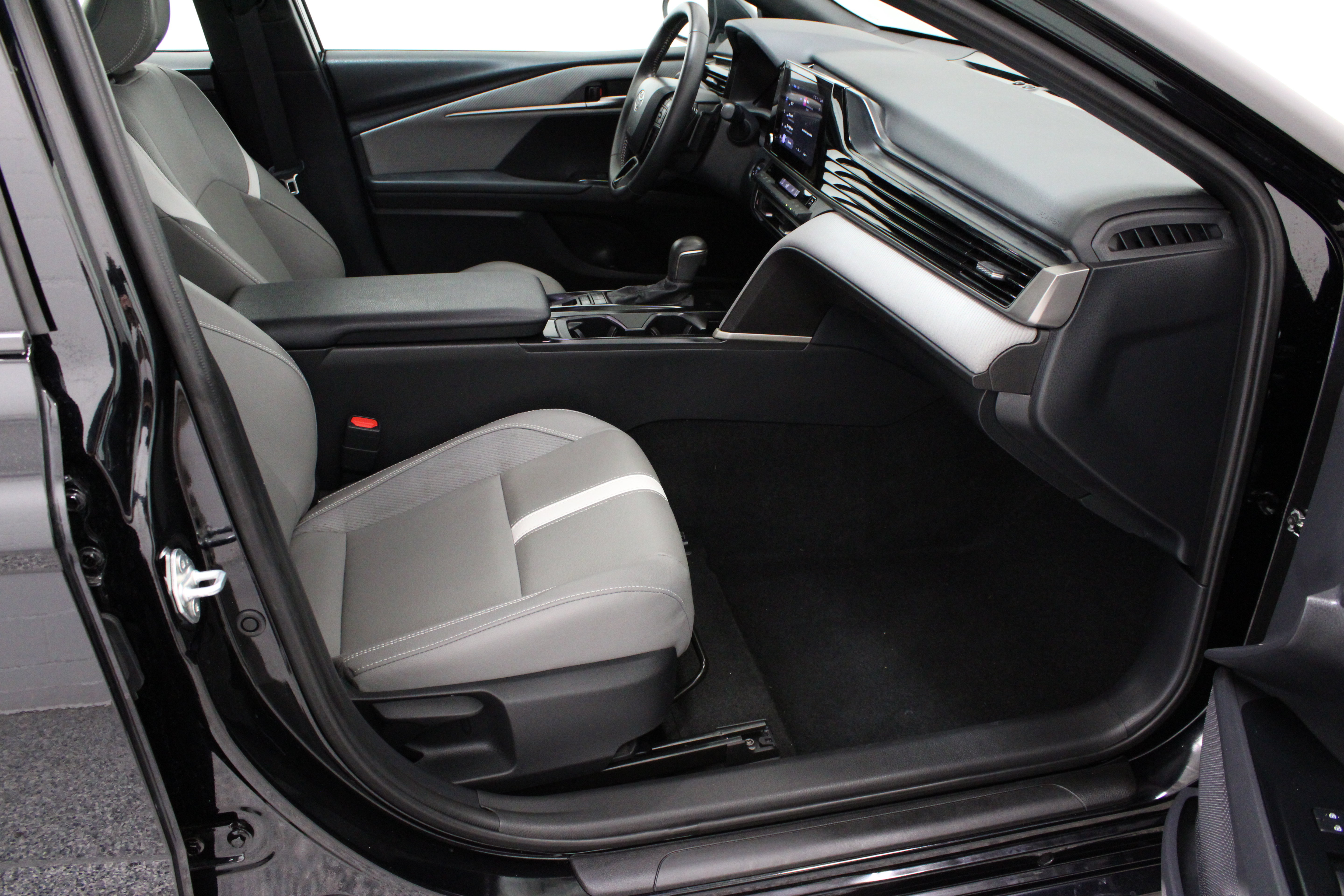 Used 2026 Toyota Camry SE w/ Convenience Package FWD image 36