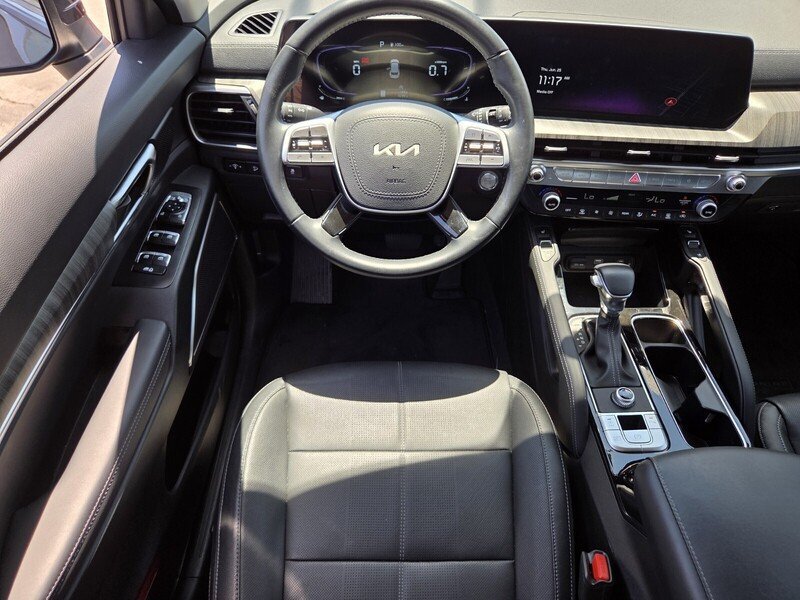 Certified 2025 Kia Telluride EX w/ EX Captain's Chair Package FWD image 15