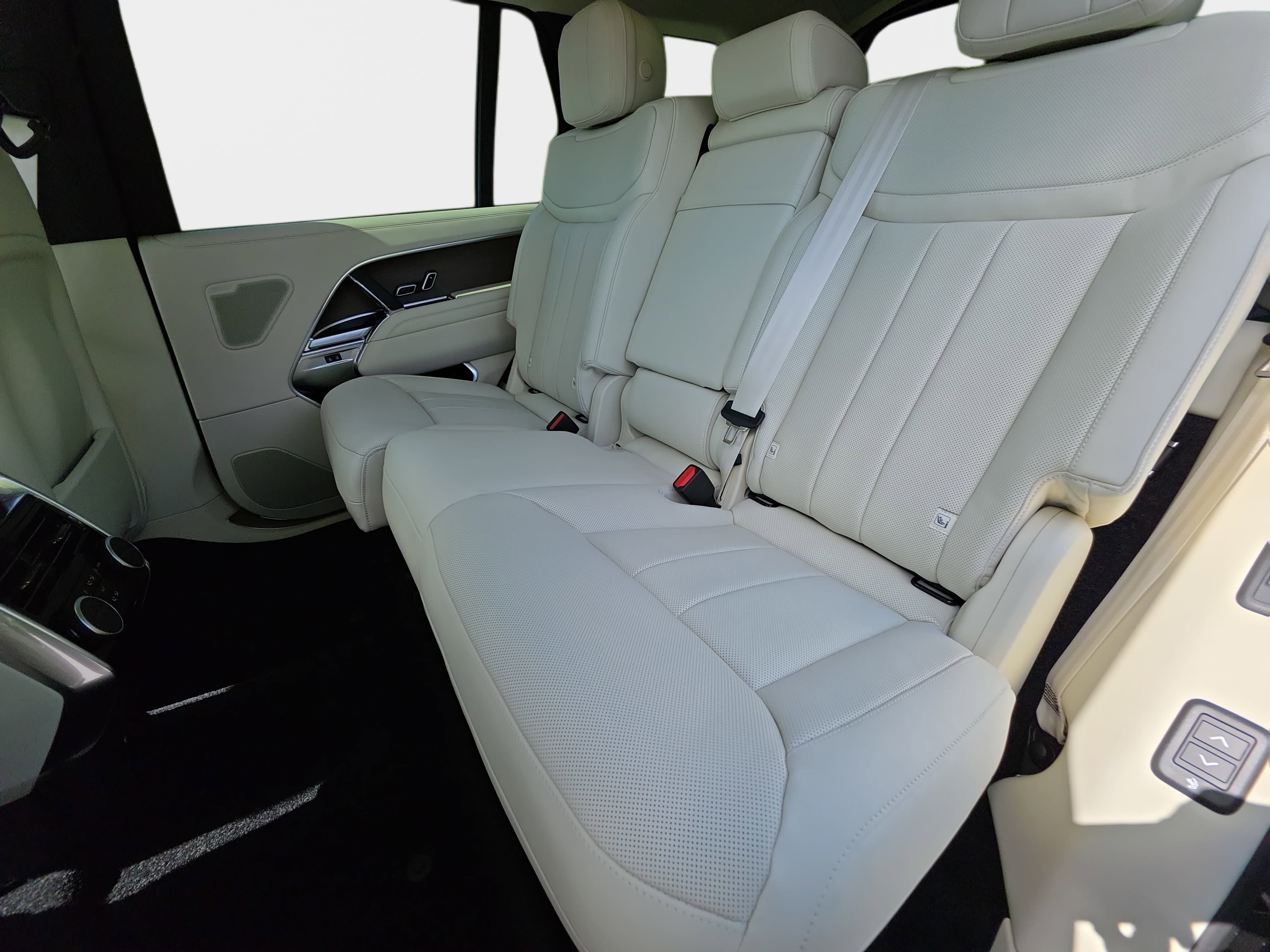 New 2026 Land Rover Range Rover Long Wheelbase SE AWD/4WD image 16