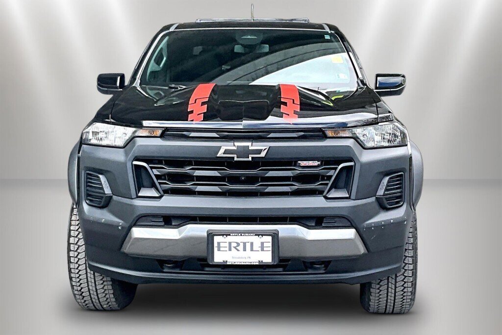 Used 2025 Chevrolet Colorado Trail Boss w/ Midnight Edition image 2