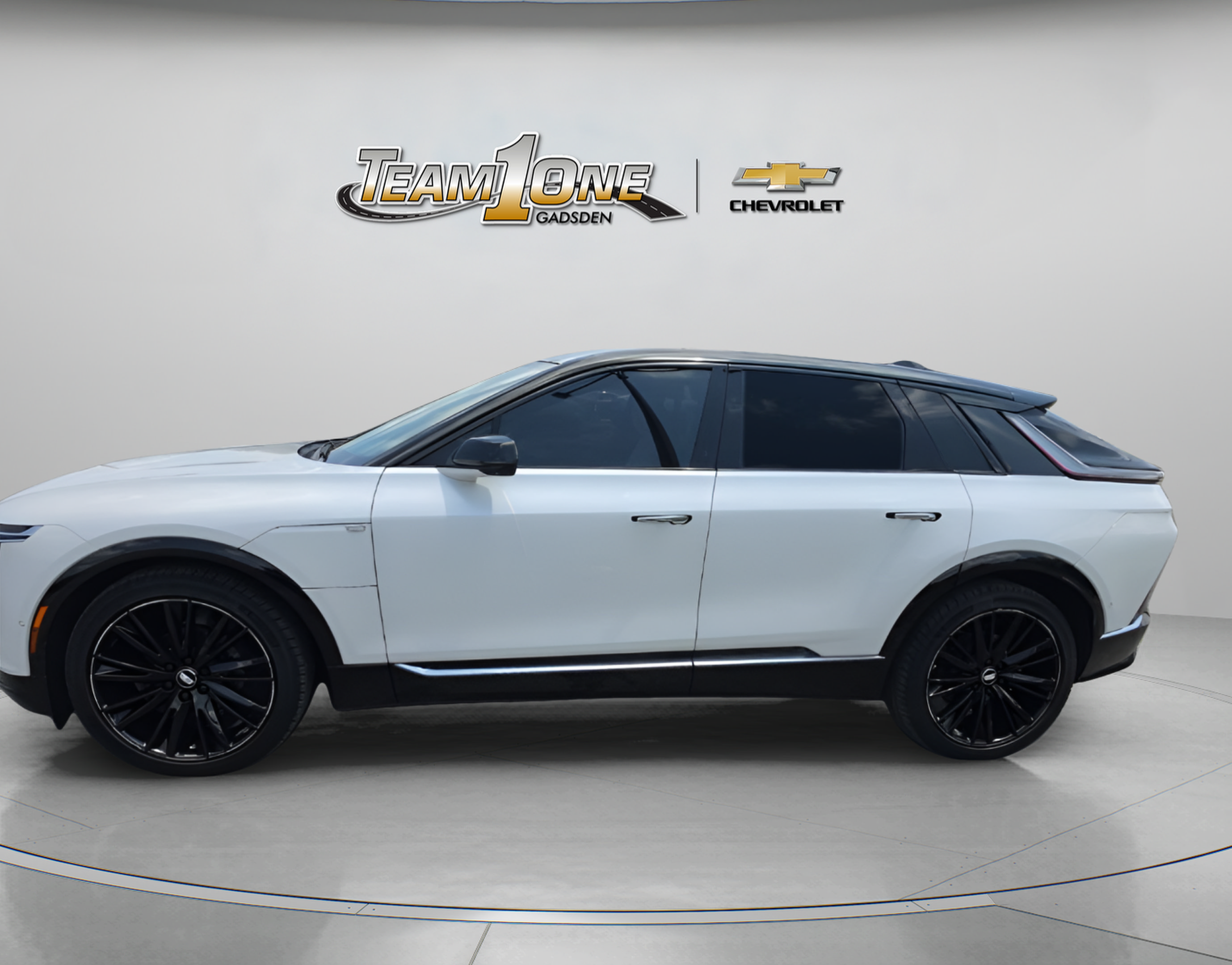 Used 2025 Cadillac Lyriq Luxury w/ LPO, Floor Liner Package AWD/4WD image 5