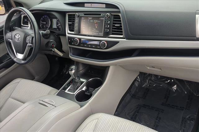 Used 2016 Toyota Highlander Plus FWD image 27