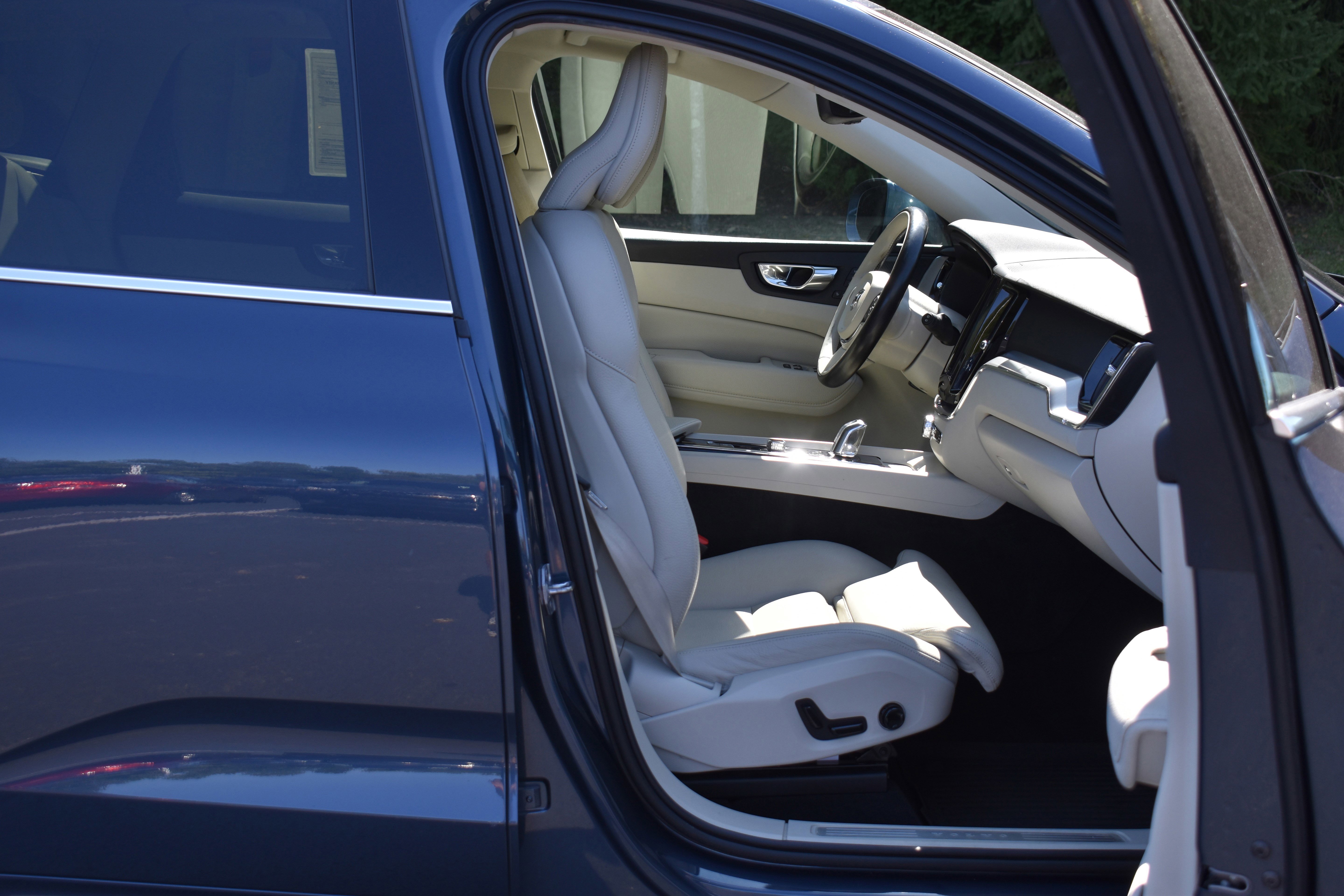 Used 2019 Volvo XC60 T8 Momentum w/ Advanced Package image 27