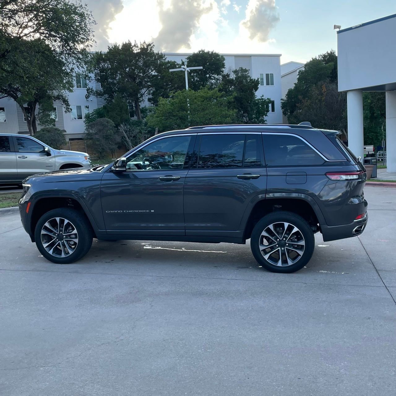 Used 2023 Jeep Grand Cherokee Overland AWD/4WD image 3