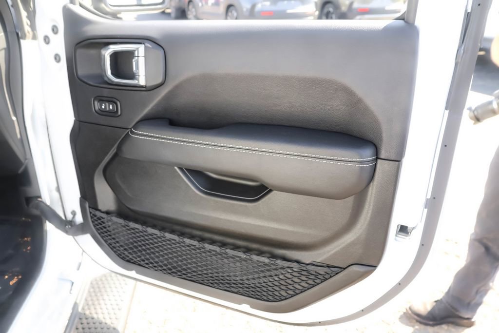 Used 2022 Jeep Wrangler Unlimited Sahara w/ Cold Weather Group AWD/4WD image 38