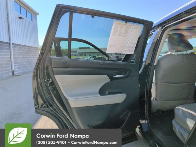 Used 2021 Toyota Highlander XLE AWD/4WD image 24