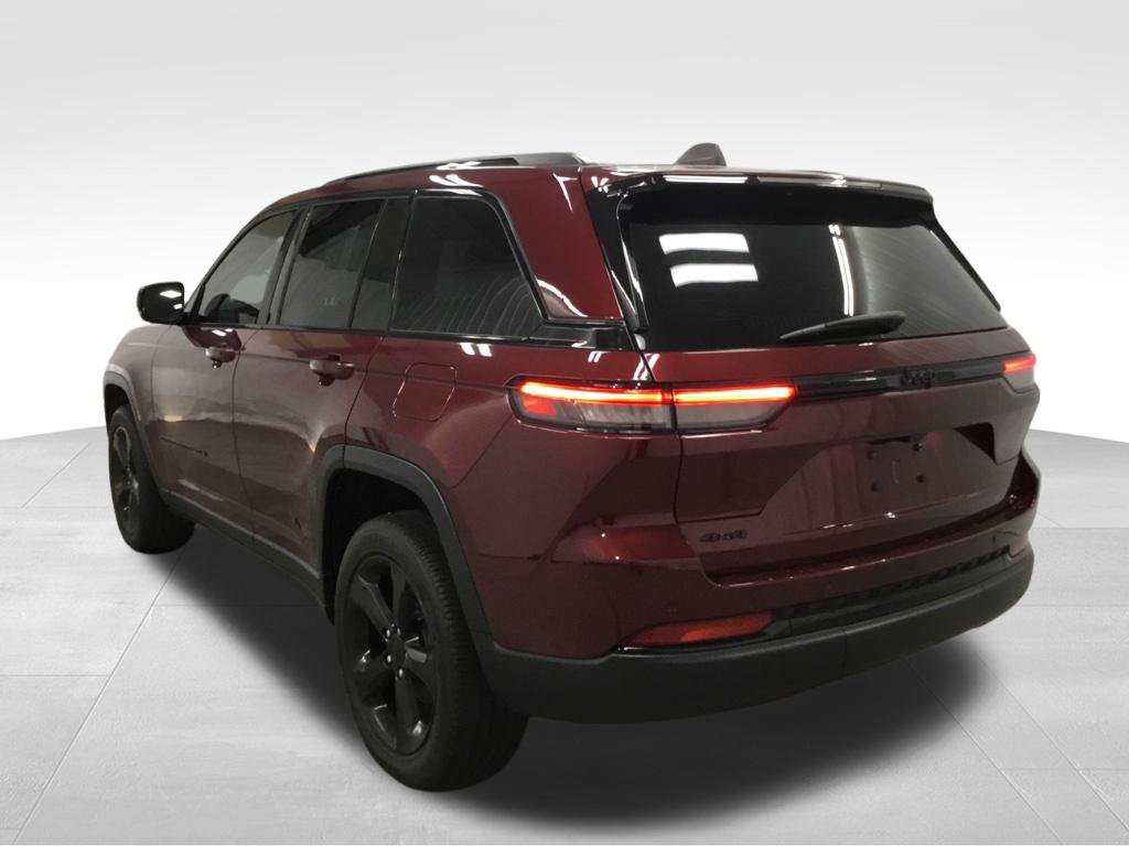 Used 2023 Jeep Grand Cherokee Altitude AWD/4WD image 14